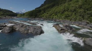 Narrow Gorge 'daki Koyu Kayalıklar Üzerindeki Öfkeli Şelale. Yüksek kalite 4k görüntü