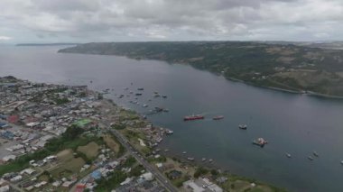 Coastal City ve Bayside Area 'nın geniş havadan görüntüsü. Yüksek kalite 4k görüntü