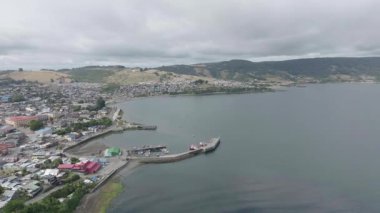 Coastal City ve Bayside Area 'nın geniş havadan görüntüsü. Yüksek kalite 4k görüntü