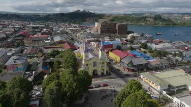 San Francisco 'nun ikonik sarı kilisesi Castro Chiloe. Yüksek kalite 4k görüntü