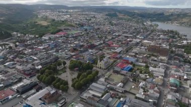Coastal City ve Bayside Area 'nın geniş havadan görüntüsü. Yüksek kalite 4k görüntü