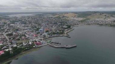 Coastal City ve Bayside Area 'nın geniş havadan görüntüsü. Yüksek kalite 4k görüntü