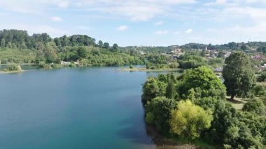 Lush Green Yarımadası ile Lakeside Serenity. Yüksek kalite 4k görüntü
