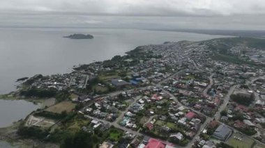 Coastal City ve Bayside Area 'nın geniş havadan görüntüsü. Yüksek kalite 4k görüntü