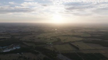Sunset Over Kırsal Tarım Alanının yukarısından. Yüksek kalite 4k görüntü