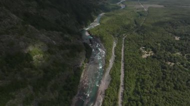 Blue Lake 'e akan nehirli Dağ Vadisi. Yüksek kalite 4k görüntü