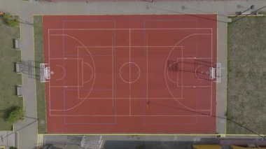 Yukarıdan Aşağıya İnsansız Hava Aracı 'ndan Red Basketball Court. Yüksek kalite 4k görüntü
