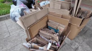  Şehir Kaldırımında Karton Kutular Geri Dönüşüm İçin Hazırlandı. Yüksek kalite 4k görüntü