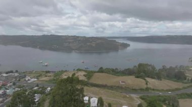 Coastal City ve Bayside Area 'nın geniş havadan görüntüsü. Yüksek kalite 4k görüntü