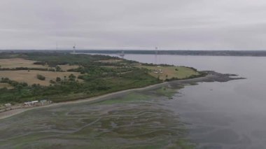 Coastal City ve Bayside Area 'nın geniş havadan görüntüsü. Yüksek kalite 4k görüntü