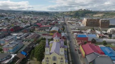 San Francisco 'nun ikonik sarı kilisesi Castro Chiloe. Yüksek kalite 4k görüntü
