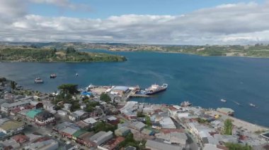 Coastal City ve Bayside Area 'nın geniş havadan görüntüsü. Yüksek kalite 4k görüntü