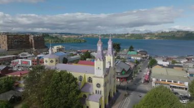 San Francisco 'nun ikonik sarı kilisesi Castro Chiloe. Yüksek kalite 4k görüntü