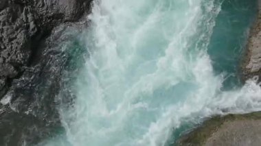 Narrow Gorge 'daki Koyu Kayalıklar Üzerindeki Öfkeli Şelale. Yüksek kalite 4k görüntü