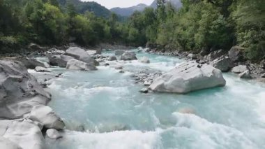 Yeşillikte Şelale Gizli Hava Ormanı. Yüksek kalite 4k görüntü