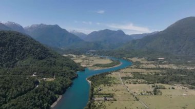 Orman ve Okyanus Ufku Hornopiren ile Sahil Kasabası 'nın Hava Görüntüsü. Yüksek kalite 4k görüntü