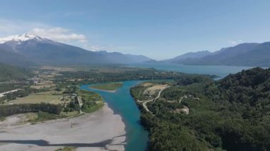 Orman ve Okyanus Ufku Hornopiren ile Sahil Kasabası 'nın Hava Görüntüsü. Yüksek kalite 4k görüntü