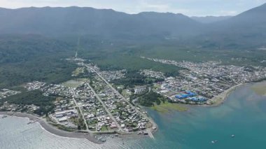 Orman ve Okyanus Ufku Hornopiren ile Sahil Kasabası 'nın Hava Görüntüsü. Yüksek kalite 4k görüntü