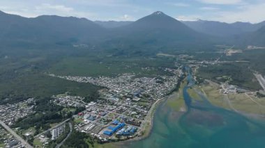 Orman ve Okyanus Ufku Hornopiren ile Sahil Kasabası 'nın Hava Görüntüsü. Yüksek kalite 4k görüntü