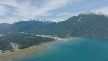 Orman ve Okyanus Ufku Hornopiren ile Sahil Kasabası 'nın Hava Görüntüsü. Yüksek kalite 4k görüntü