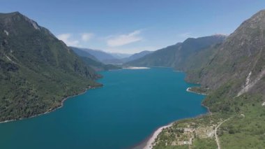 Yeşil Tepeler ve Göller Drone Dağlık Arazi 'den görüldü. Yüksek kalite 4k görüntü