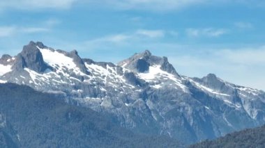 Orman ve Okyanus Ufku Hornopiren ile Sahil Kasabası 'nın Hava Görüntüsü. Yüksek kalite 4k görüntü