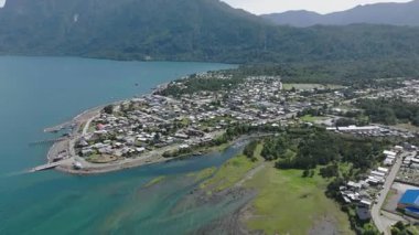 Orman ve Okyanus Ufku Hornopiren ile Sahil Kasabası 'nın Hava Görüntüsü. Yüksek kalite 4k görüntü