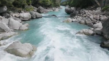 Yeşillikte Şelale Gizli Hava Ormanı. Yüksek kalite 4k görüntü