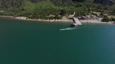 Turkuaz Nehri 'nin İHA Çekimi Dağ manzarası boyunca akıyor. Yüksek kalite 4k görüntü