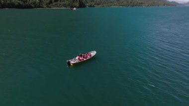 Yeşil Tepeler ve Göller Drone Dağlık Arazi 'den görüldü. Yüksek kalite 4k görüntü