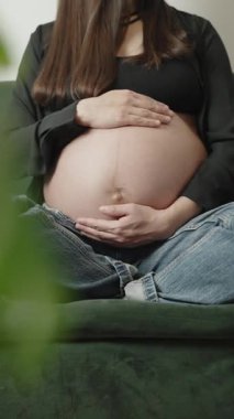 Güzel, hamile, beyaz kadın, nazikçe. Yüksek kalite 4k görüntü