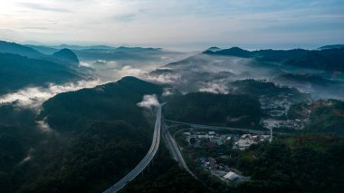 Yeşil sürdürülebilir çevre dostu otoyol.