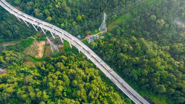 Yeşil sürdürülebilir çevre dostu otoyol.
