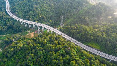 Yeşil sürdürülebilir çevre dostu otoyol.