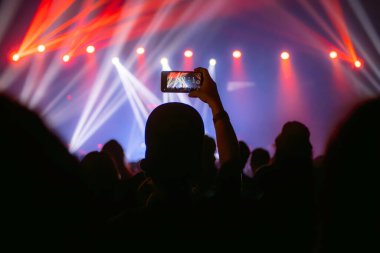 Akıllı telefonlu konser kalabalığı. 