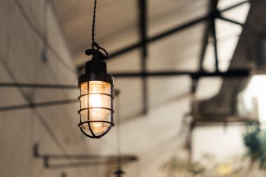 Tavan arası tarzı sıcak beyaz ton arka planında klasik lamba iç dekorasyonu 