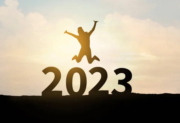 2023年も明けましておめでとう 2023年の数字でジャンプする女のシルエット お祝いのコンセプト — ストック写真