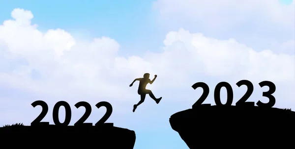 2023年も明けましておめでとう Man Silhouette Jumping Cliff 2022 2023 Start Goal Challenge — ストック写真