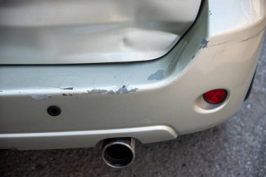 Kazadan sonra arabanın arka tamponu hasar görmüş.