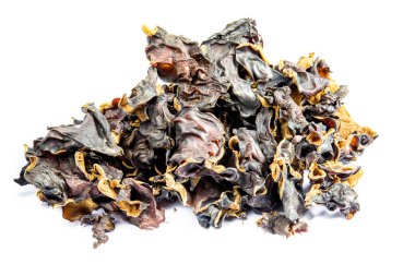 Kuru kulak mantarı ya da siyah kulak mantarı Beyaz arka planda 