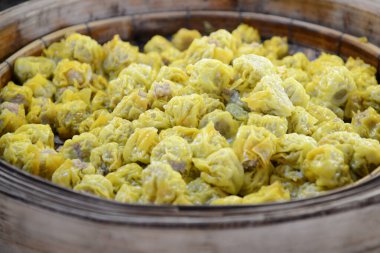 Ahşap arka planda bambu buharlı hamur tatlısı.