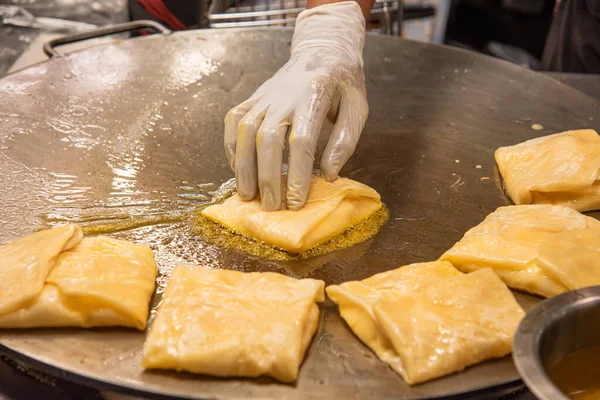 Proses Pembuatan Crepes Crispy Roti Pada Penggorengan Restoran Stok Gambar Bebas Royalti