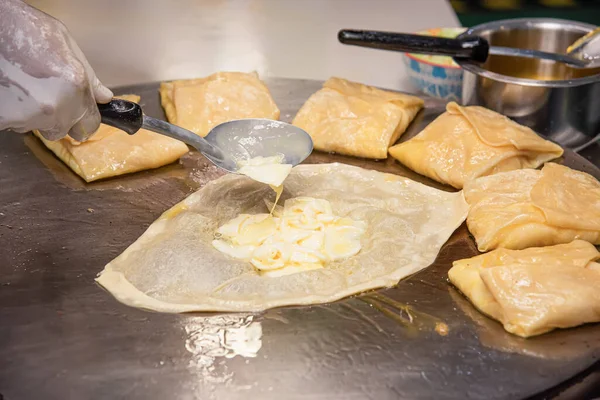 Processus Fabrication Crêpes Croustillantes Roti Sur Une Poêle Dans Restaurant Image En Vente