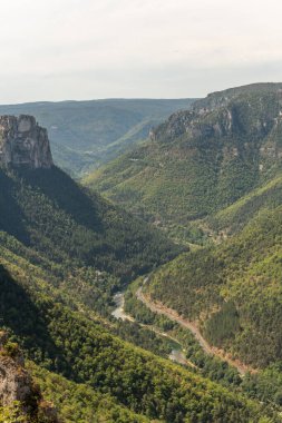 Tarn Boğazı 'nın yukarısındaki Causse Mejean' ın kornelerinde yürüyüş yaparken görülen vadiler. La bourgarie, Lozere, Fransa.