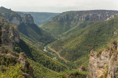 Tarn Boğazı 'nın yukarısındaki Causse Mejean' ın kornelerinde yürüyüş yaparken görülen vadiler. La bourgarie, Lozere, Fransa.