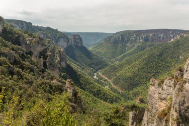 Tarn Boğazı 'nın yukarısındaki Causse Mejean' ın kornelerinde yürüyüş yaparken görülen vadiler. La bourgarie, Lozere, Fransa.