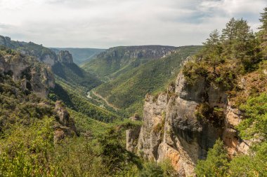 Tarn Boğazı 'nın yukarısındaki Causse Mejean' ın kornelerinde yürüyüş yaparken görülen vadiler. La bourgarie, Lozere, Fransa.