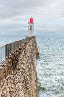 Atlantik kıyısındaki Grand Pier deniz feneri. Samurlar d 'Olonne, Vendee France.