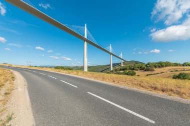 Millau Viyadük Köprüsü, dünyanın en yüksek köprüsü. Aveyron Ayrılışı. Fransa.