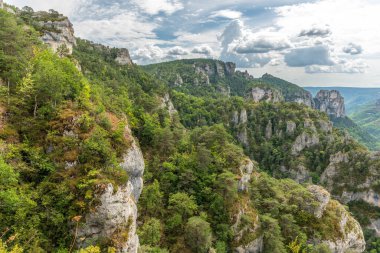 Tarn Boğazı 'nın yukarısındaki Causse Mejean' ın kornelerinde yürüyüş yaparken görülen vadiler. La bourgarie, Lozere, Fransa.